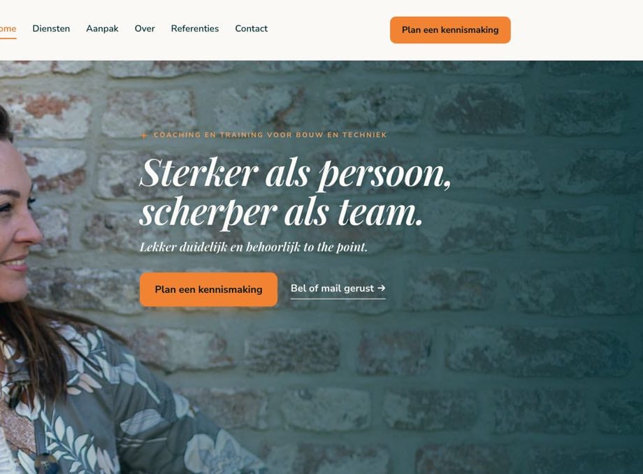 Uitsnede van de bovenkant van koeneenco.nl: kop Sterker als persoon, scherper als team, met de knoppen Plan een kennismaking en Bel of mail gerust.